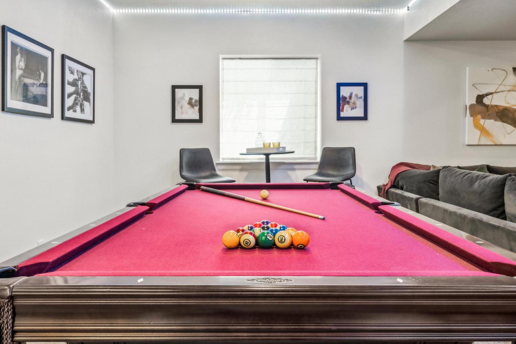 Modern Elegance - Pool Table - Hospitals Nearby *